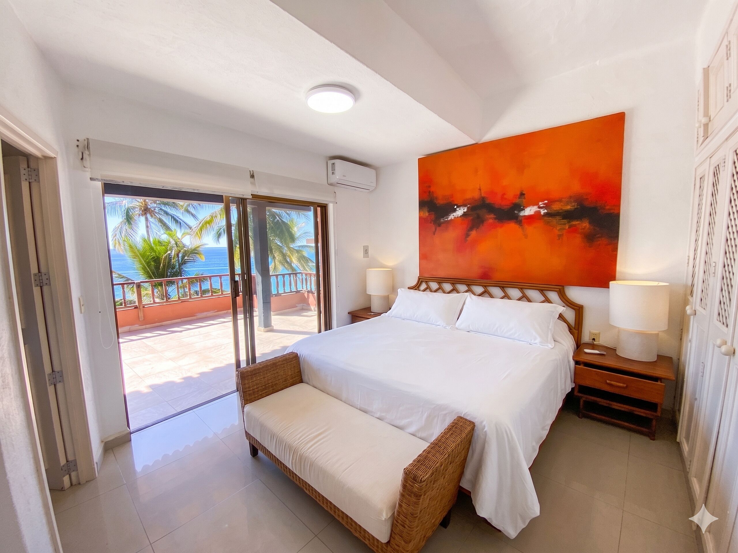 Habitación triple de lujo | Decoración personalizada, muebles diferentes y escritorio 