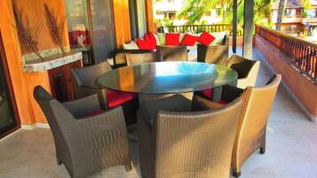 Habitación triple de lujo | Restaurante al aire libre