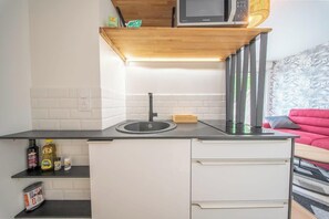 Kühlschrank, Mikrowelle, Herdplatte, Wasserkocher mit Kaffee-/Teezubehör