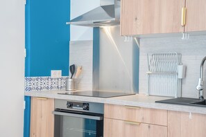 Kjøleskap, mikrobølgeovn, ovn og kaffetrakter/tekoker