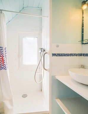 Shower, hair dryer - Maison de pêcheur authentique 100m des plages (Île-Tudy)