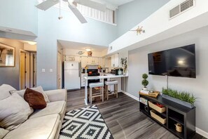 Living area - Awesome 2-bedroom condo with AC in welcoming Ocean City (Ocean City)