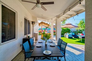 Outdoor dining - Midterm Spacious 4-bedroom Oasis Villa in peaceful Scottsdale (Scottsdale)