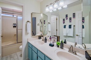Jetted bath, hair dryer, bidet, towels - Midterm Spacious 4-bedroom Oasis Villa in peaceful Scottsdale (Scottsdale)