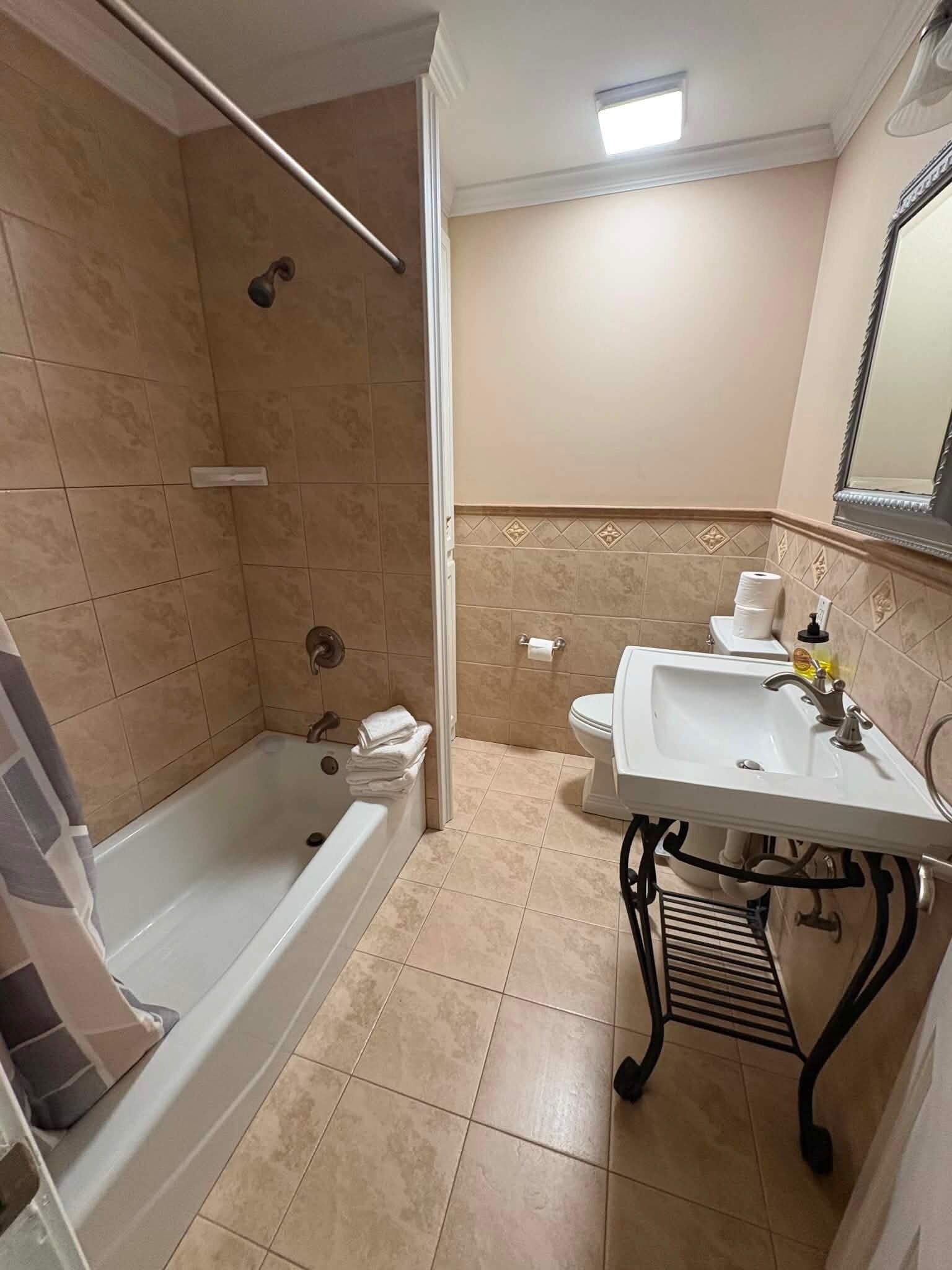 Douche, serviettes fournies, savon, papier toilette