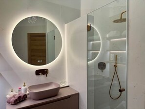 Shower, hair dryer, soap, toilet paper - Luxe H&C Apartment (Fuengirola)