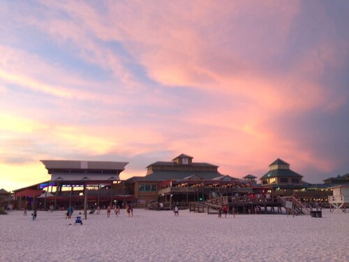 Sunny Getaway | Minutes To Beaches & Downtown