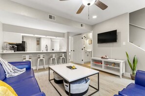 TV - Sunny Getaway | Minutes To Beaches & Downtown (Fort Walton Beach)