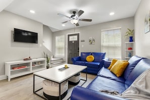 TV - Sunny Getaway | Minutes To Beaches & Downtown (Fort Walton Beach)