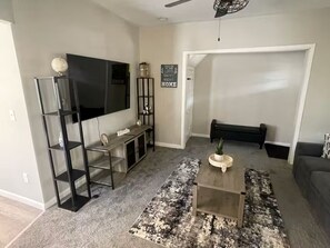 A living room with a TV, a bench, a coffee table, and a rug. - 7 Minutes From DRAFT! (Pittsburgh)