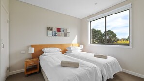 2 habitaciones, tabla de planchar con plancha y cuna de viaje 