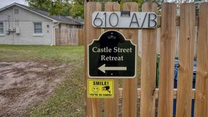Segnaletica in legno con la scritta '610 A/B' e 'Castle Street Retreat' che indica a sinistra.
