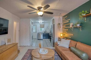 Living area - Castle Street Retreat - The Rustic Whiskey (Wilmington)