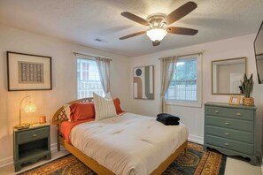 Room - Castle Street Retreat - The Rustic Whiskey (Wilmington)