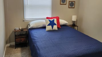 4 slaapkamers, een bureau, een strijkplank/strijkijzer, reisbedje