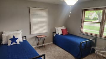 4 slaapkamers, een bureau, een strijkplank/strijkijzer, reisbedje