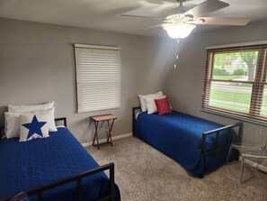 4 Schlafzimmer, Schreibtisch, Bügeleisen/Bügelbrett, Reisekinderbett