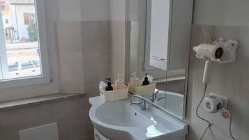 Shower, hair dryer, bidet, towels