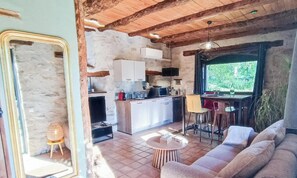 Ein rustikales Interieur mit Küche, Essbereich und Wohnbereich.