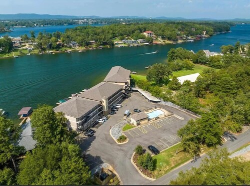 Lakefront Luxe- Awesome Views & Great Location!