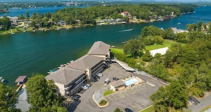 Lakefront Luxe- Awesome Views & Great Location!
