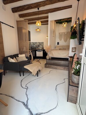1 bedroom, desk, free WiFi, bed sheets - Studio Jungle Bohème in the heart of Nîmes -Private courtyard (Nîmes)