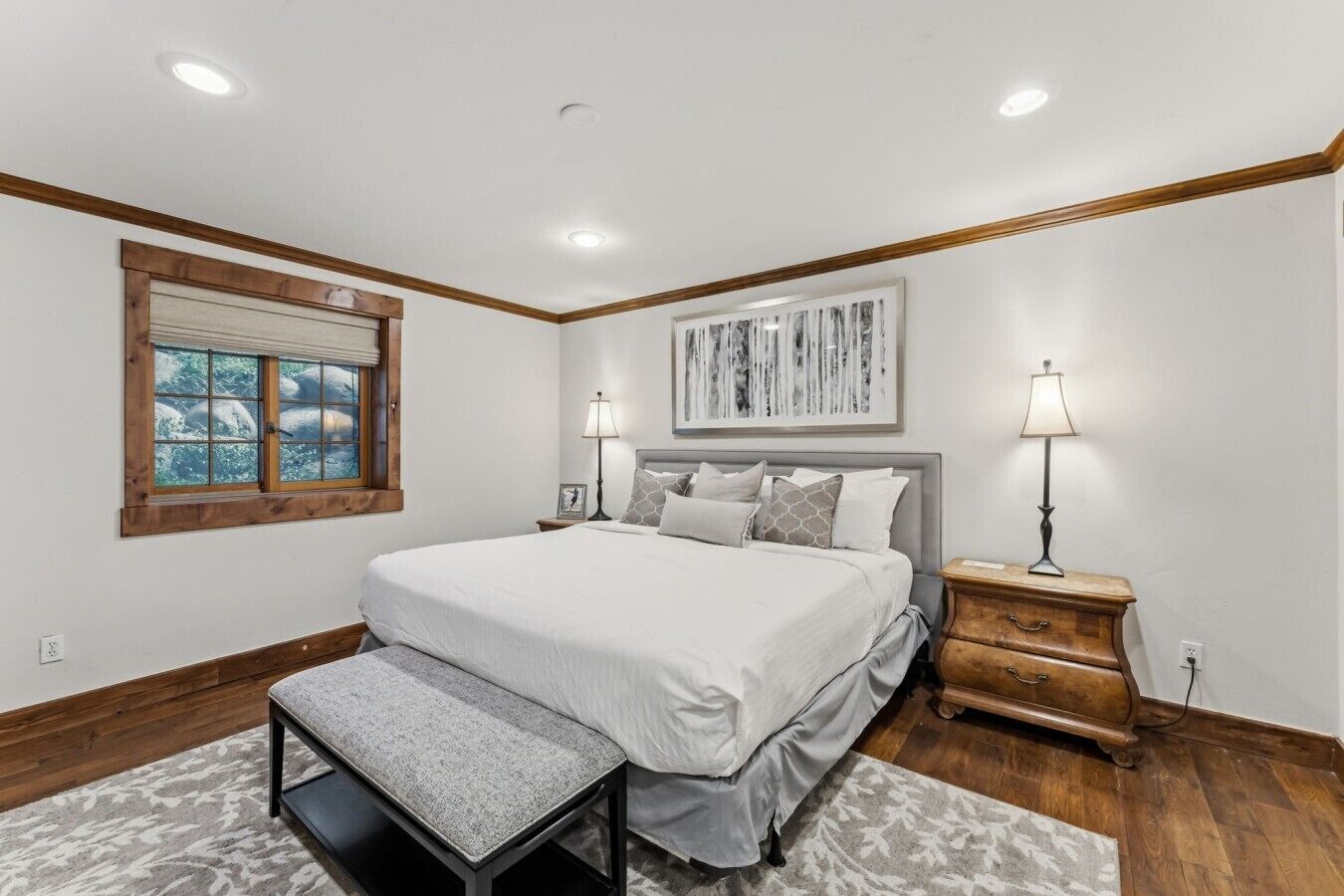 5 bedrooms, iron/ironing board, WiFi, bed sheets