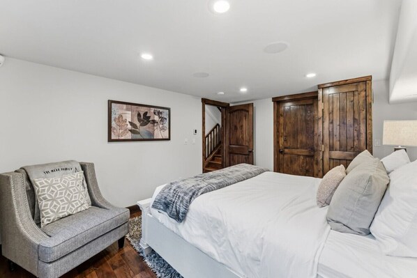 5 bedrooms, iron/ironing board, WiFi, bed sheets