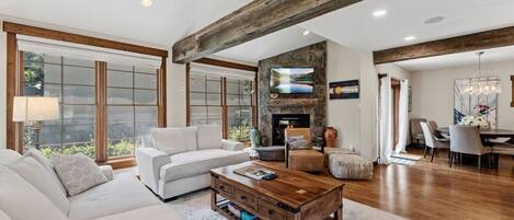 テレビ、暖炉