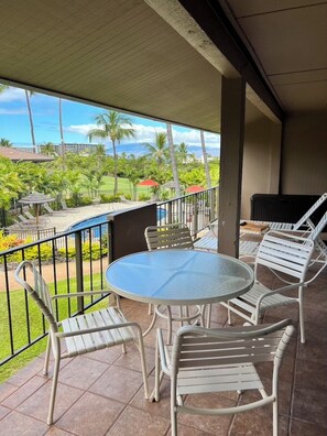 Outdoor dining - Ka'anapali Resort Condo Pool View Lanai, Private Beach & Golf Cart (Lahaina)