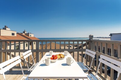 Top Floor Condo- Sleeps 4- Ocean Views-Kitchenette-Parking- Outdoor Dinning