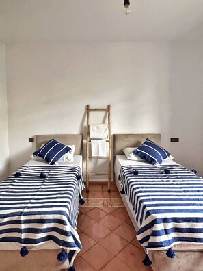Iron/ironing board, Internet, bed sheets