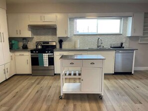 Fridge, microwave, oven, stovetop - Charming & Chic: Your Stylish Oasis for a Month-Long Retreat (Henderson)