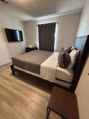 Iron/ironing board, WiFi, bed sheets - Charming & Chic: Your Stylish Oasis for a Month-Long Retreat (Henderson)