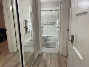 Shower, hair dryer, shampoo - Charming & Chic: Your Stylish Oasis for a Month-Long Retreat (Henderson)