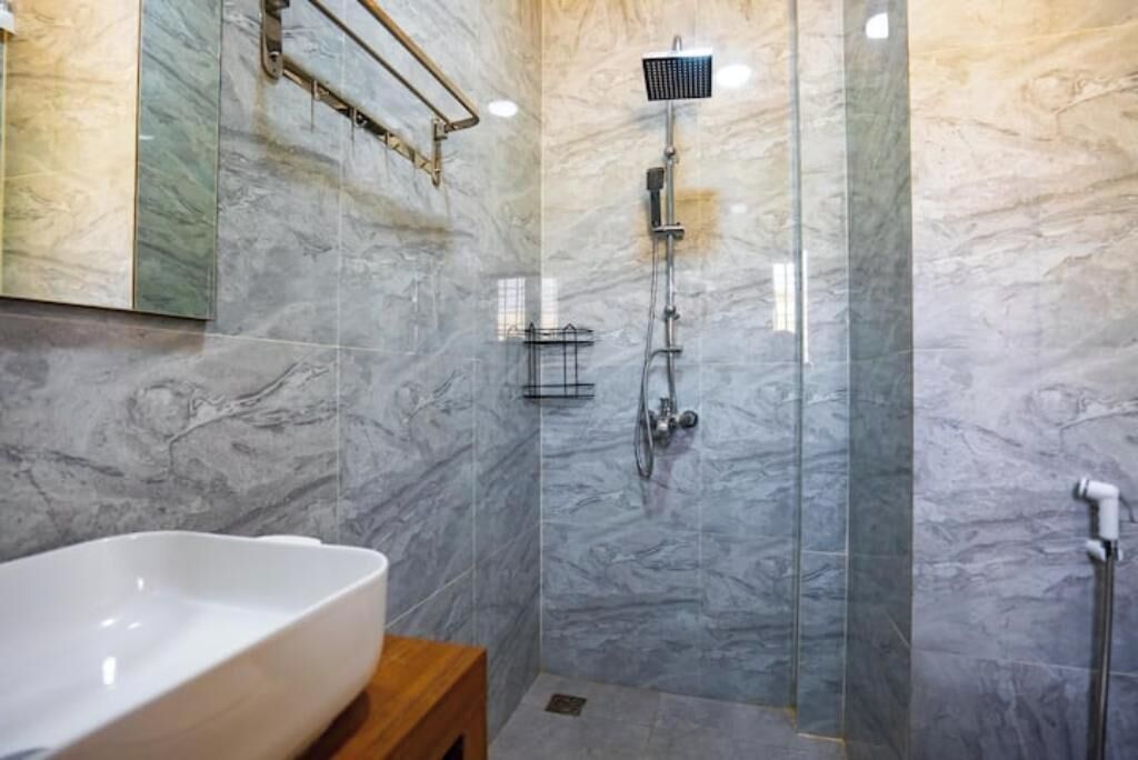 Douche, sèche-cheveux, serviettes fournies