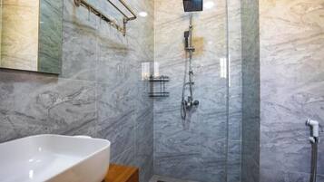 Douche, sèche-cheveux, serviettes fournies