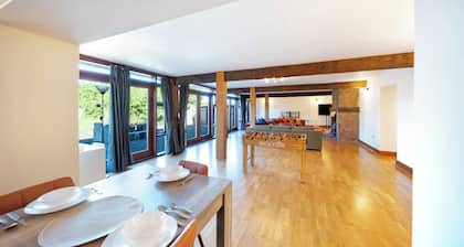Converted Barn - Super King beds, Parking, WiFi