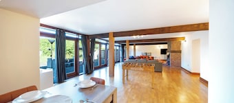 Converted Barn - Super King beds, Parking, WiFi