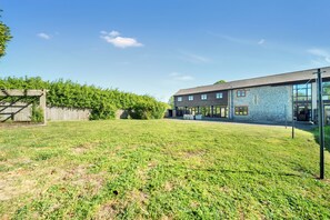 Exterior - Converted Barn - Super King beds, Parking, WiFi (Hockwold cum Wilton)