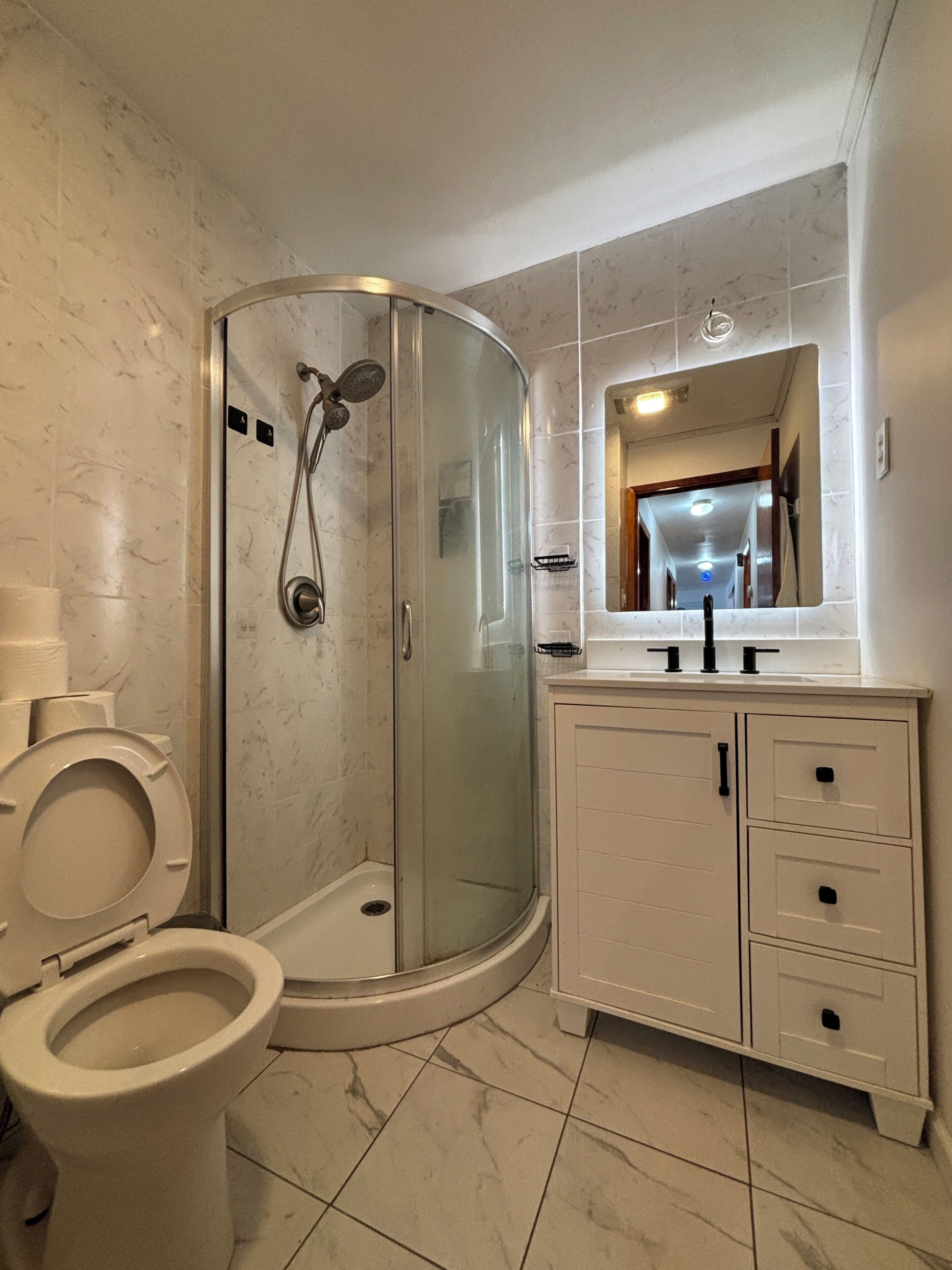 Douche, sèche-cheveux, bidet, serviettes fournies