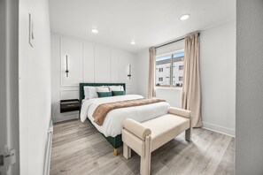 Tabla de planchar con plancha, wifi y ropa de cama 