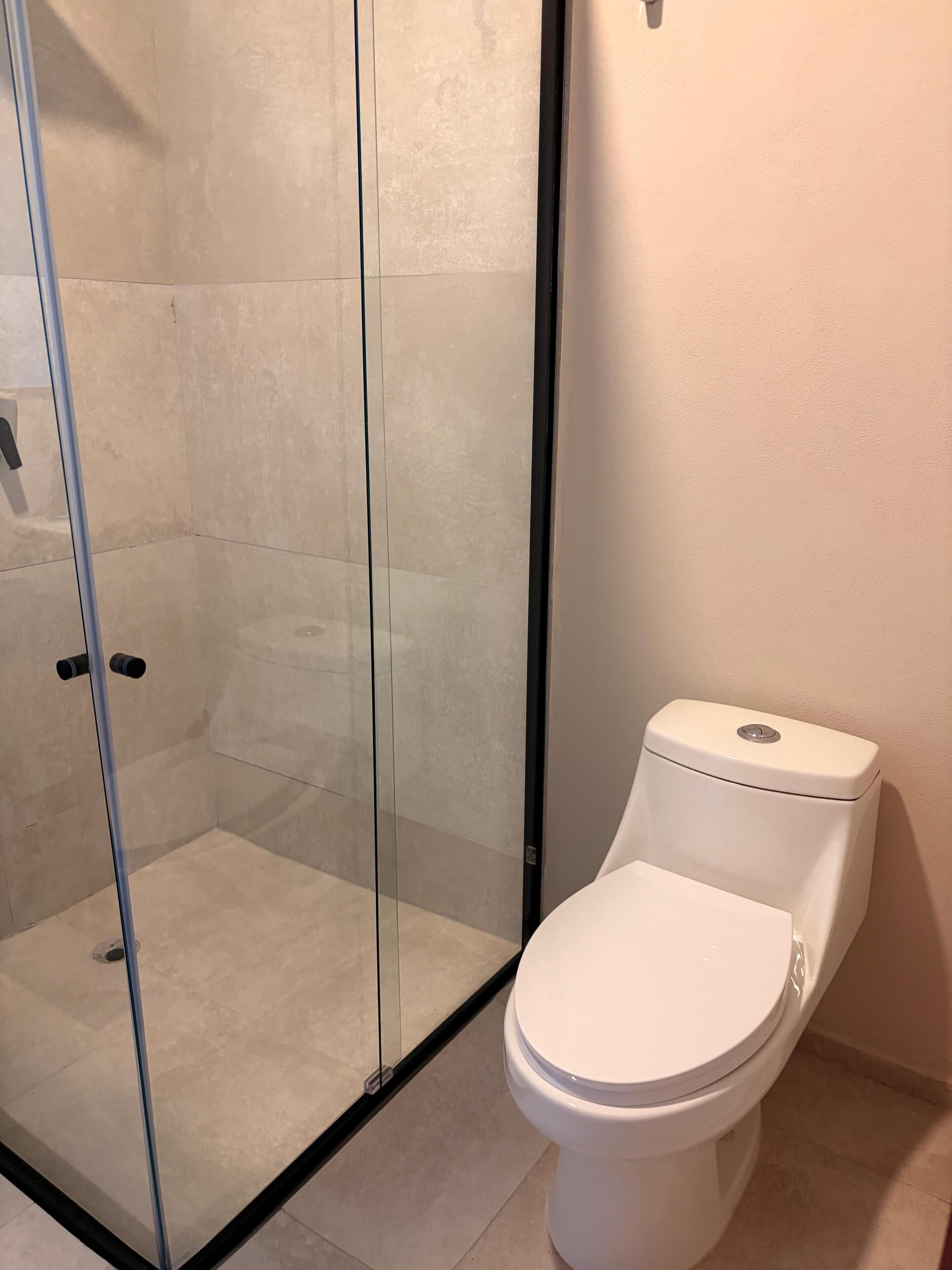Estudio clásico | Baño | Regadera, toallas, jabón, shampoo 