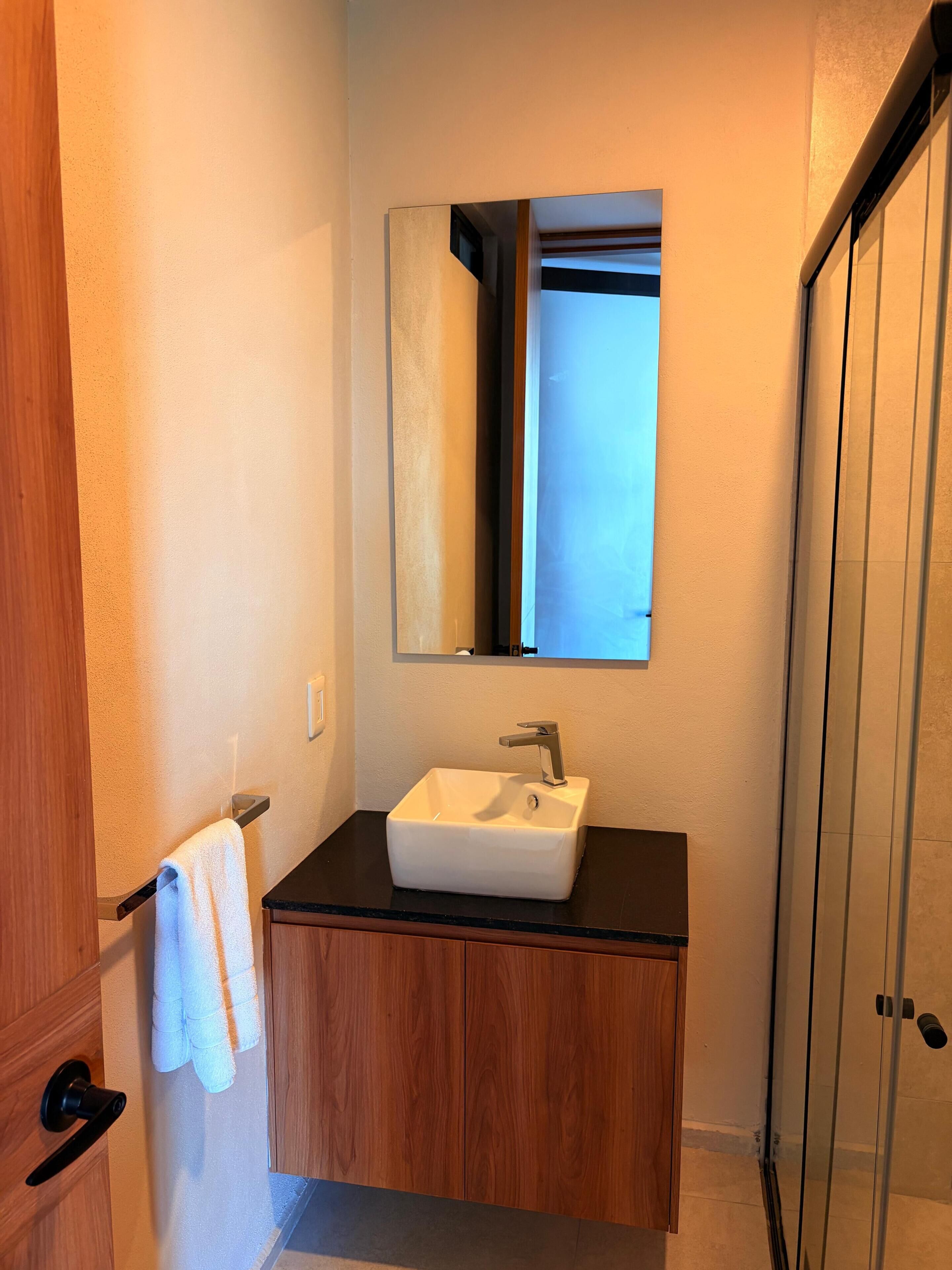 Estudio clásico | Baño | Regadera, toallas, jabón, shampoo 