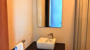 Estudio clásico | Baño | Regadera, toallas, jabón, shampoo