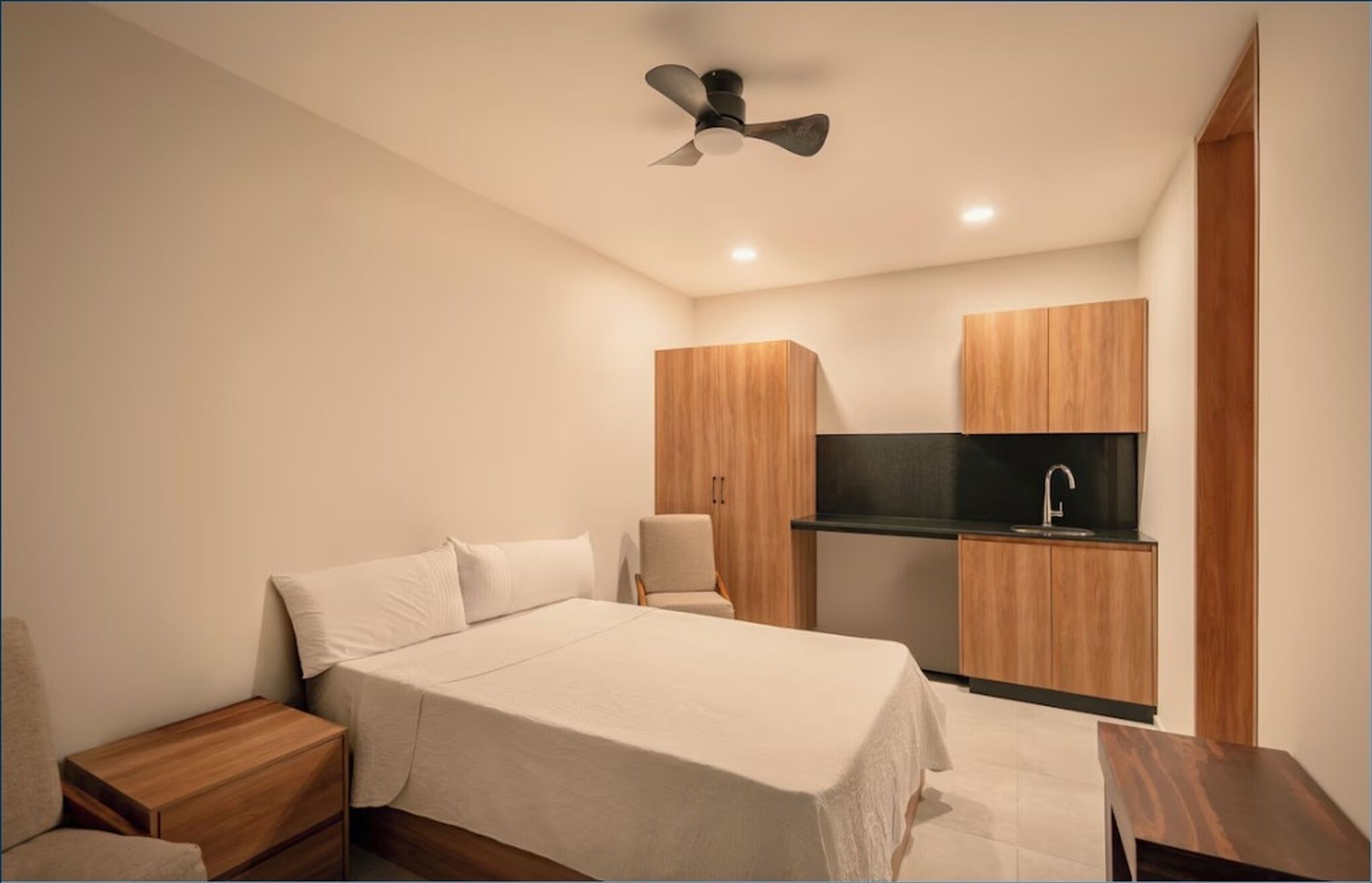 Laptop workspace, WiFi (free), bed sheets