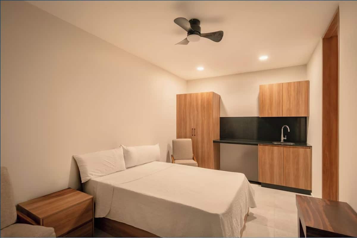 Espacio para trabajar con un portátil, wifi gratis, ropa de cama