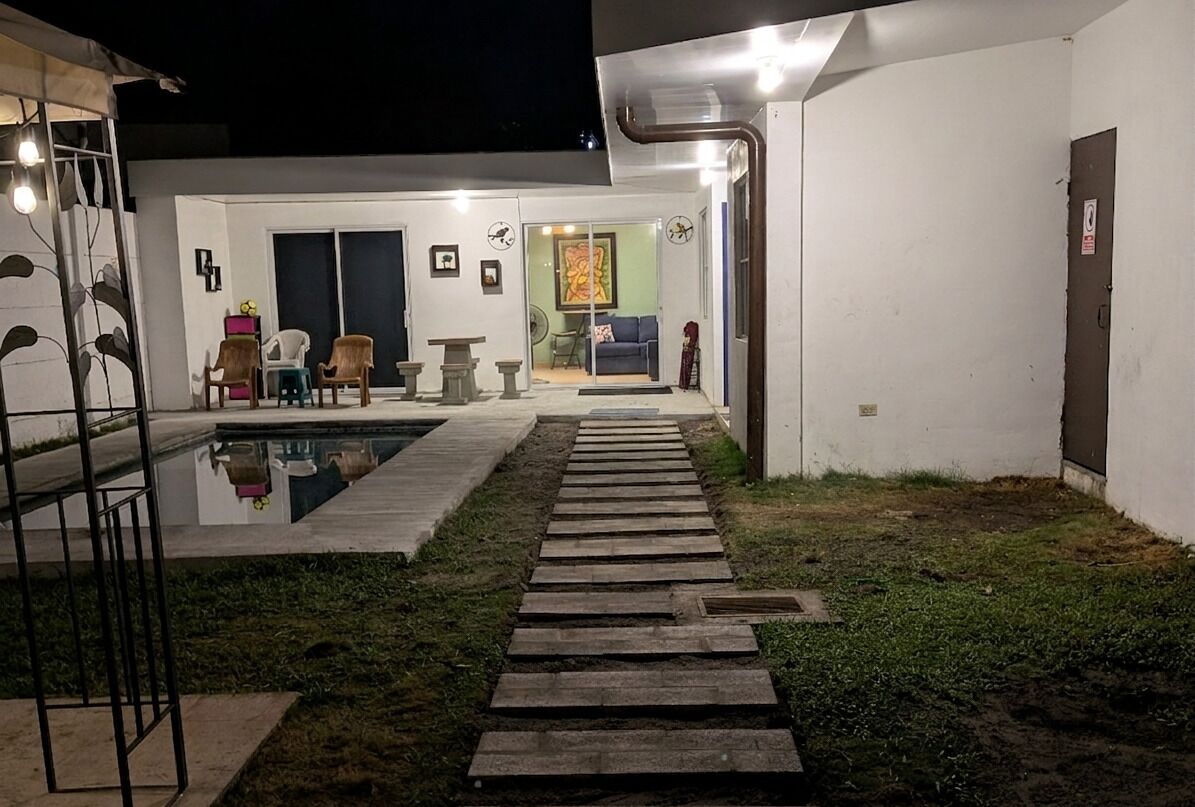 Una piscina al aire libre