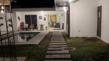 Una piscina al aire libre