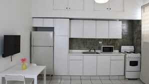 Fridge, microwave, cookware/dishes/utensils - Cute Apartment for Couples in San Juan (San Juan)